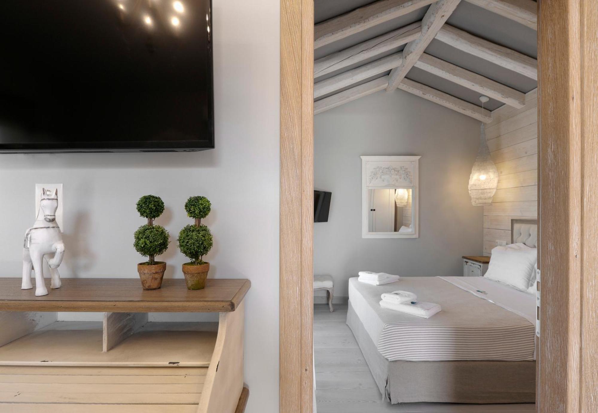 By The Sea Luxury Suites Λιμένας Εξωτερικό φωτογραφία